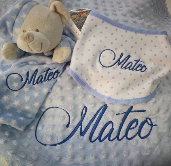 toallas y mantitas de bebé bordadas con su nombre en coolngo